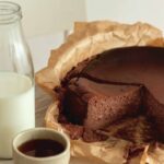 Recette du cheesecake basque chocolat et miso d’Emilie Franzo à découvrir.