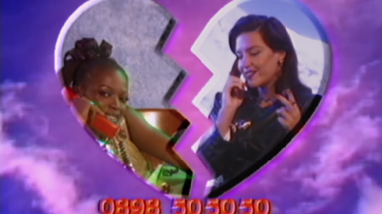 Theodora et Adèle Exarchopoulos partagent un clip vintage lors d’une collaboration musicale.