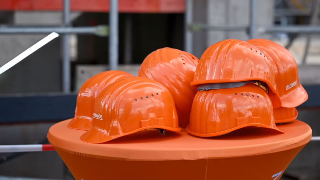 Le gouvernement met en place des signes distinctifs pour les nouveaux employés afin de prévenir les accidents au travail.