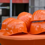 Le gouvernement met en place des signes distinctifs pour les nouveaux employés afin de prévenir les accidents au travail.