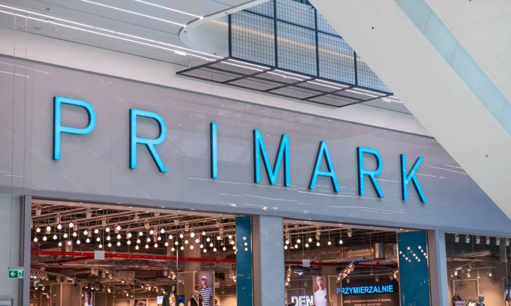 Primark lance une robe à 22 euros, remplaçant la jupe en jean pour l’été 2026.