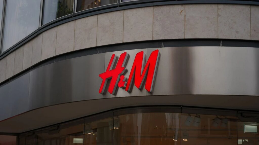 H&M propose une robe longue légère adaptée à la saison des mariages par temps chaud