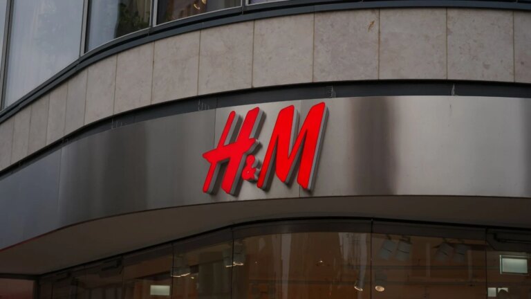 H&M propose une robe longue légère adaptée à la saison des mariages par temps chaud