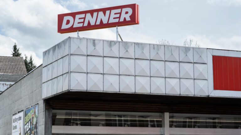 Migros face à Denner : tensions croissantes dans le secteur de la distribution en Suisse.