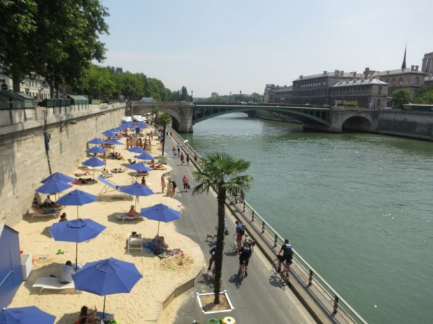 Le Conseil de Paris approuve la piétonnisation des voies sur berges à Paris.