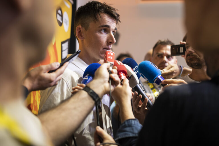 Romain Bardet rejoint Décathlon CMA CGM pour renforcer son équipe cycliste professionnelle.