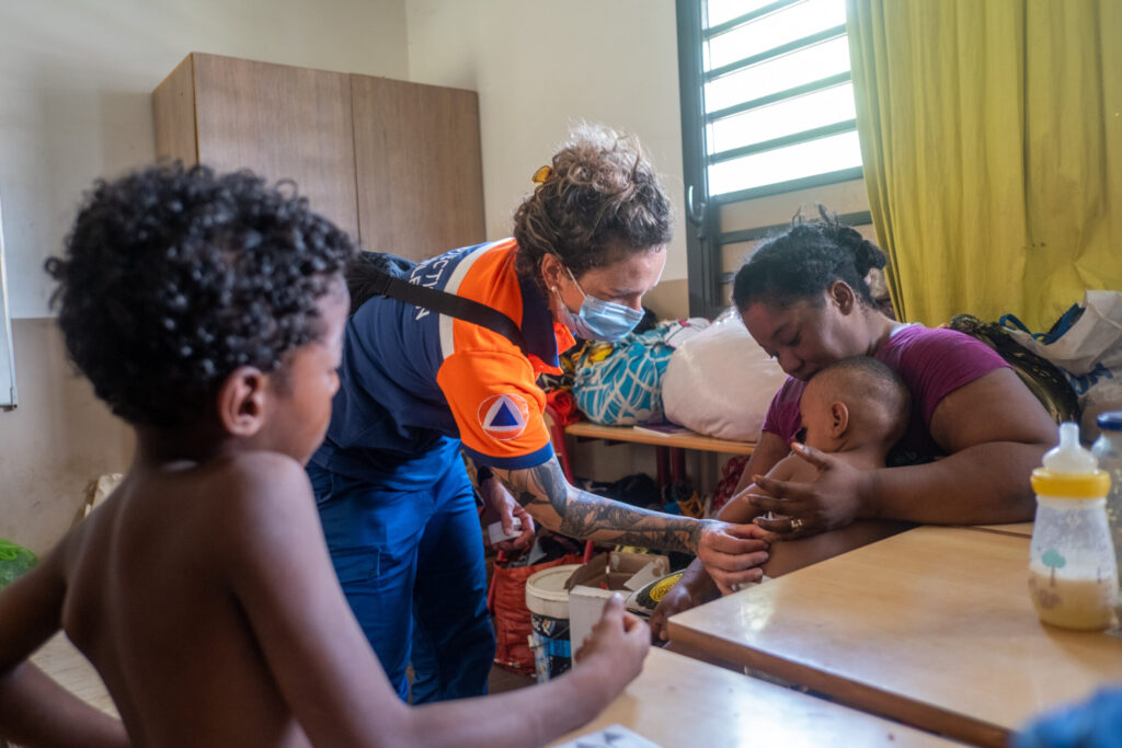 Un an après le cyclone Chido, la Protection Civile intensifie son aide à Mayotte.