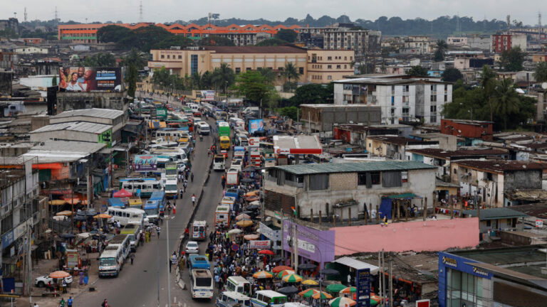 Côte d’Ivoire : un influenceur camerounais relâché après des déclarations sur Ouattara.
