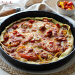 Tarte express au pesto, tomates et mozzarella : une recette rapide et savoureuse.
