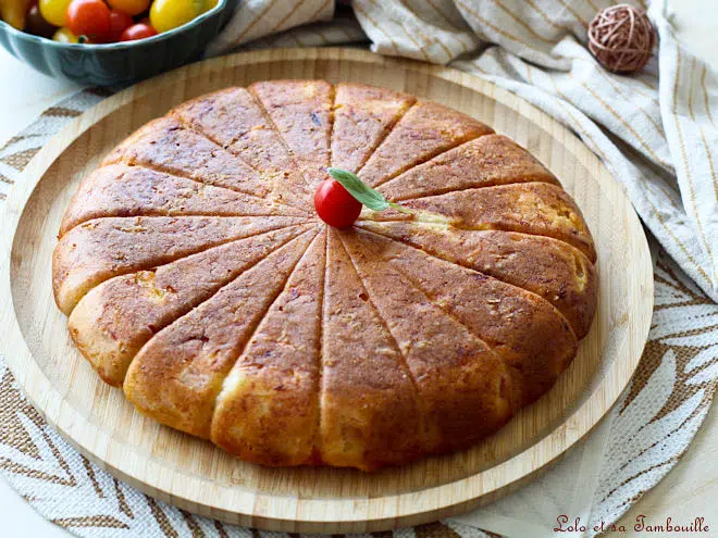 Recette de cake au pesto rosso et tomates cerises pour les amateurs de cuisine méditerranéenne