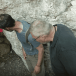 Une grotte en France abrite des nains subtilisés, révélant un phénomène insolite.