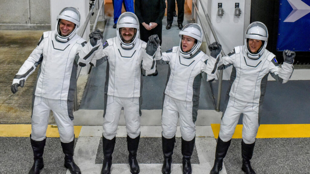 Fuite d’air à bord de l’ISS : les astronautes se réfugient temporairement dans leur vaisseau.