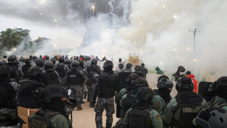 Bolivie : le Parlement autorise l’armée à intervenir contre les barrages routiers.