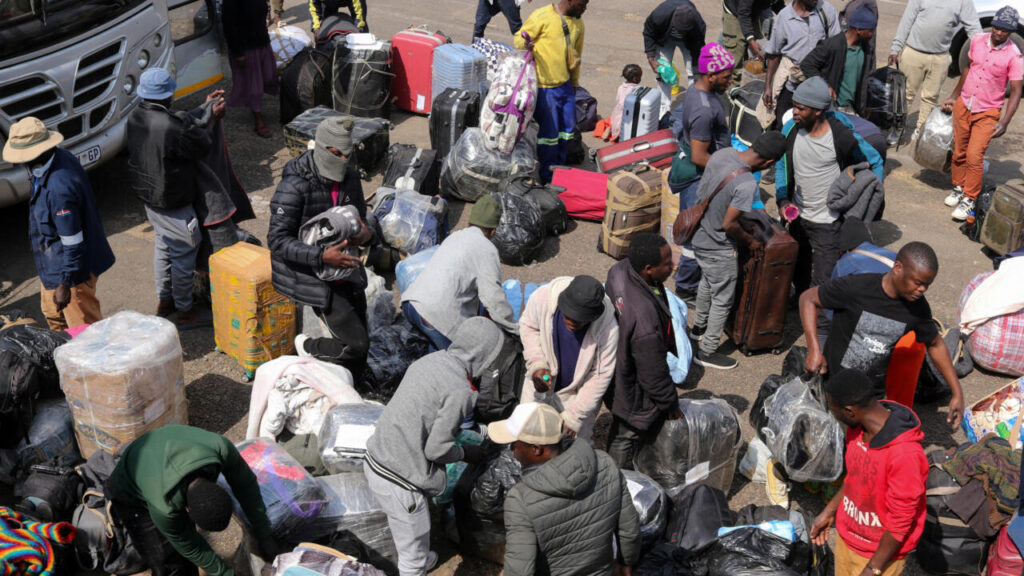 Rapatriement volontaire de migrants en Afrique du Sud face à la xénophobie croissante.