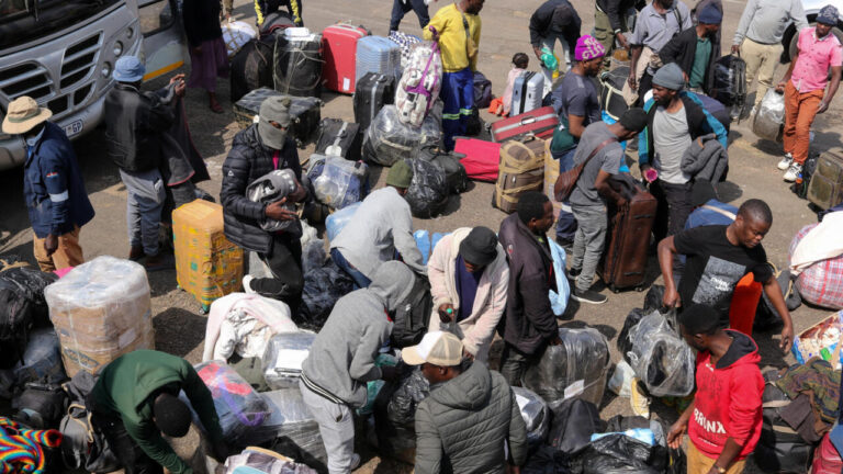 Rapatriement volontaire de migrants en Afrique du Sud face à la xénophobie croissante.