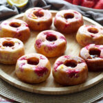 Moelleux renversés aux fruits rouges : une recette traditionnelle revisitée en France.
