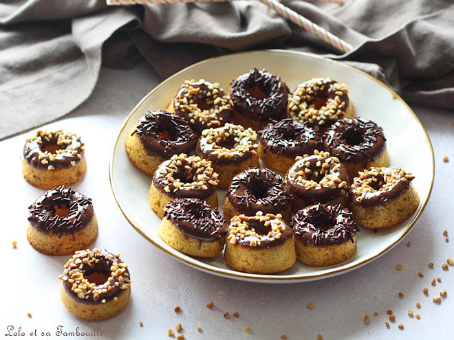 Mini donuts noix de coco et chocolat : une nouvelle recette populaire dans les boulangeries artisanales.