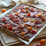 Tarte fine aux courgettes et tomates cerises : une recette populaire dans la cuisine méditerranéenne.