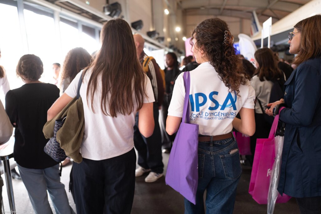 Des centaines de jeunes filles découvrent l’aéronautique au Musée de l’Air et de l’Espace.
