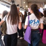 Des centaines de jeunes filles découvrent l’aéronautique au Musée de l’Air et de l’Espace.