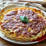 Tarte à la truite fumée, courgettes et mozzarella : une recette de saison en France.
