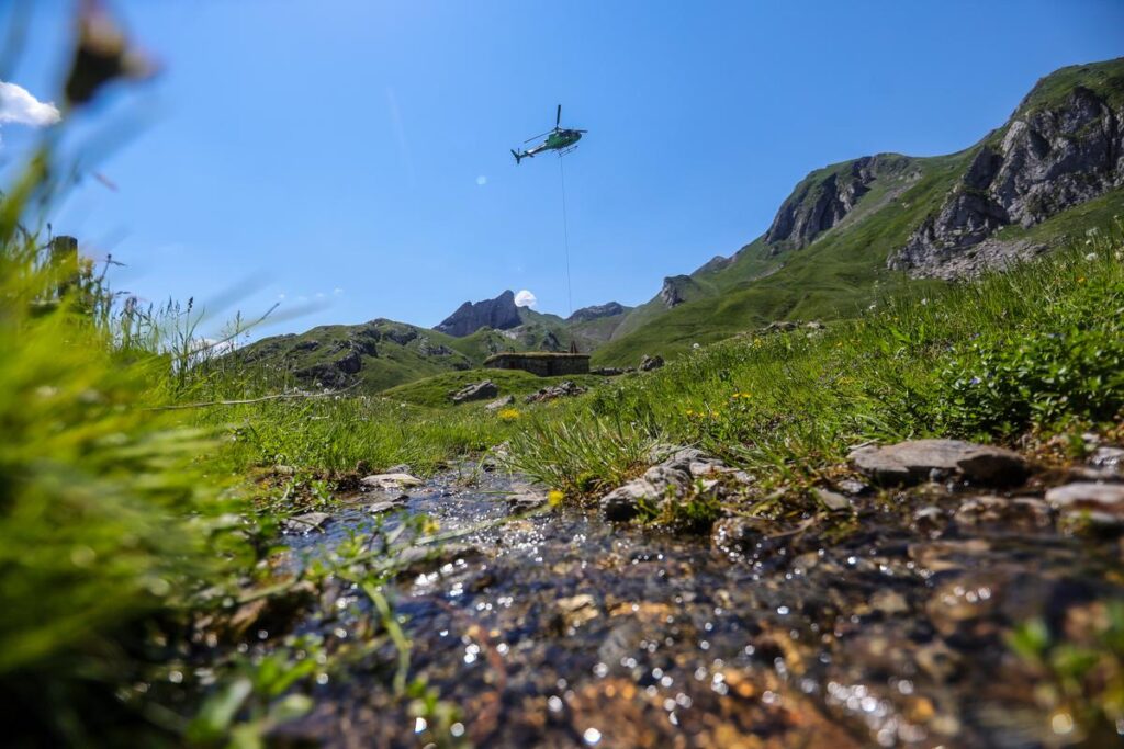 Préparation de l’estive dans les Pyrénées : hélicoptères pour acheminer nourriture et sel.