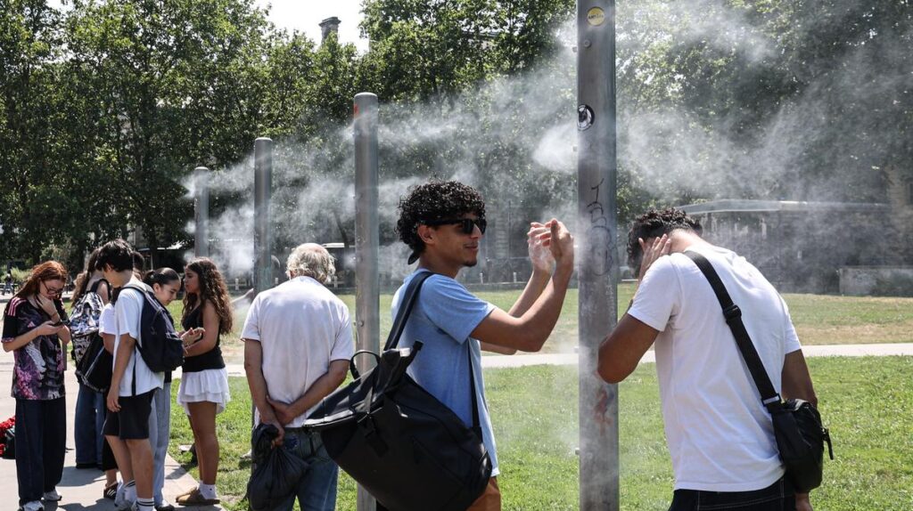 Canicule à Bordeaux : mesures renforcées avec bibliothèques ouvertes et brumisateurs.