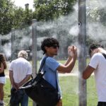Canicule à Bordeaux : mesures renforcées avec bibliothèques ouvertes et brumisateurs.