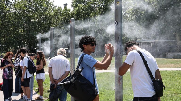 Canicule à Bordeaux : mesures renforcées avec bibliothèques ouvertes et brumisateurs.
