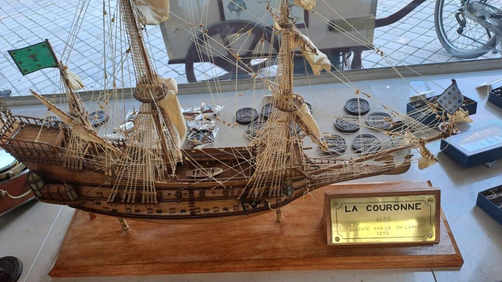 La Marine nationale célèbre ses 400 ans avec Cadiot-Badie à Bordeaux.