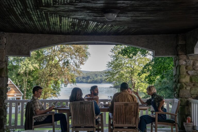 « La série ‘Les quatre saisons’ sur Netflix explore l’amitié face aux défis »