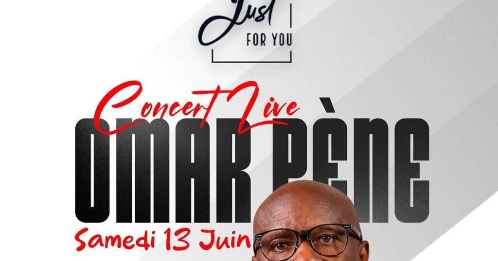 Omar Pène se produit en concert live au Just For You à Dakar, attirant un large public.