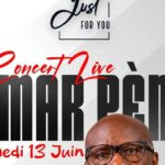 Omar Pène se produit en concert live au Just For You à Dakar, attirant un large public.