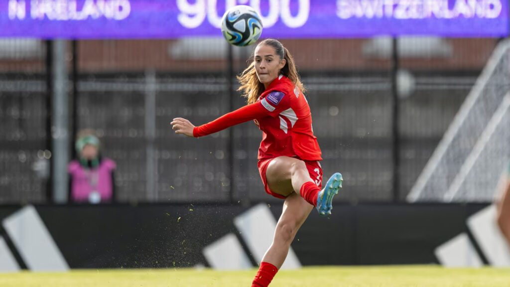 Amina Muratovic obtient sa première sélection après une saison exceptionnelle en club.