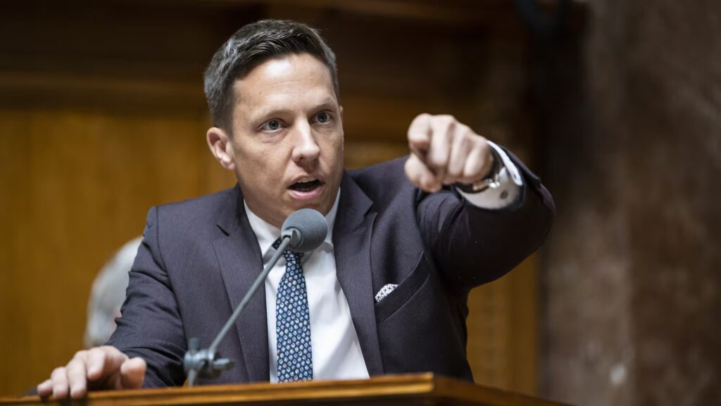 Un député UDC qualifie le PS de cancer socialiste lors d’un débat en Suisse.