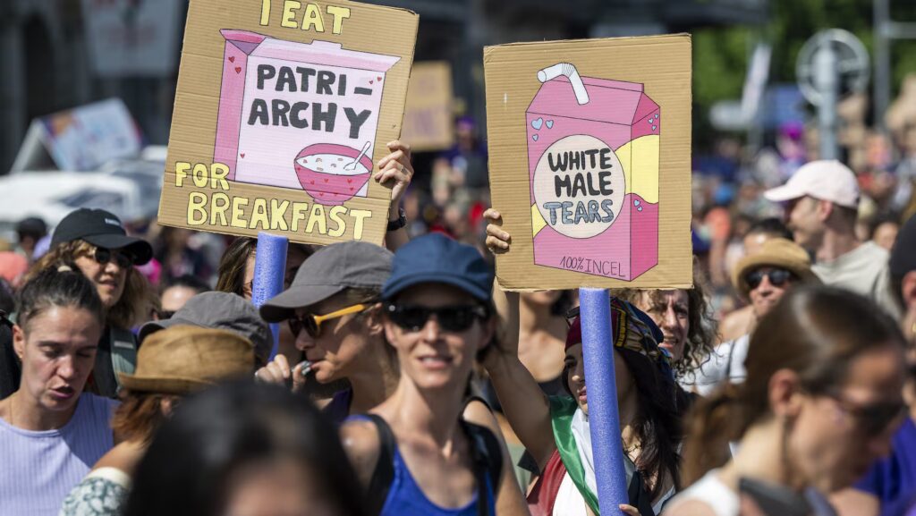 Un millier de personnes manifestent à Neuchâtel pour la grève féministe.