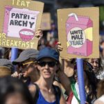 Un millier de personnes manifestent à Neuchâtel pour la grève féministe.