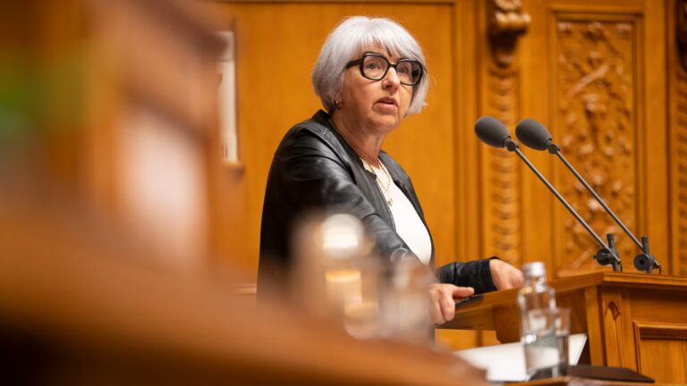 Suisse : La hausse de la TVA financera la rente AVS pour les retraités.