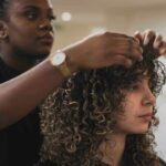 Formation de coiffeur à Lausanne spécialisée dans les cheveux frisés pour professionnels.