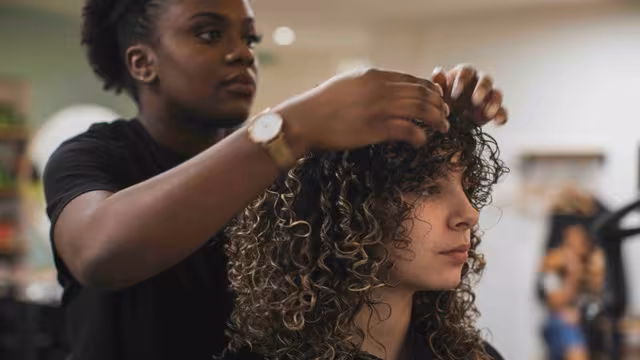 Formation de coiffeur à Lausanne spécialisée dans les cheveux frisés pour professionnels.