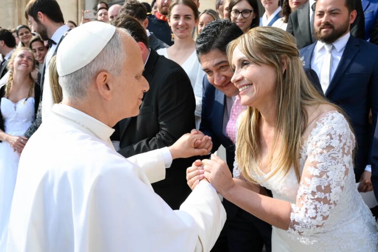 Léon XIV s’adresse aux couples mariés pour promouvoir le bonheur et la joie.