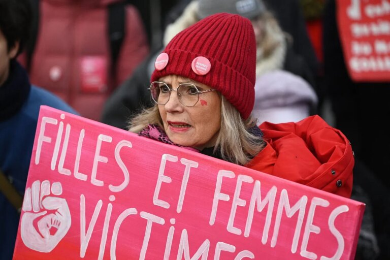 Augmentation des violences conjugales : 272 400 victimes recensées en France.