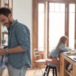 Les jeunes enfants passent moins de temps avec leurs parents, selon une étude récente.