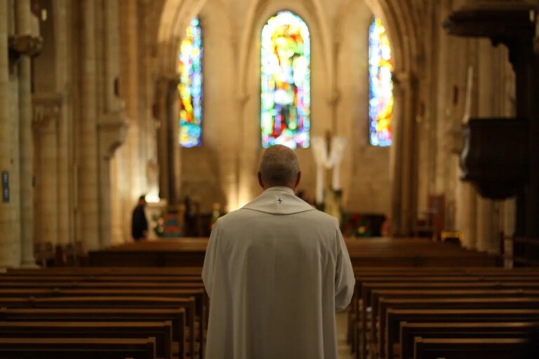 Des hommes mariés exemptés de l’éducation des enfants pourraient devenir prêtres.