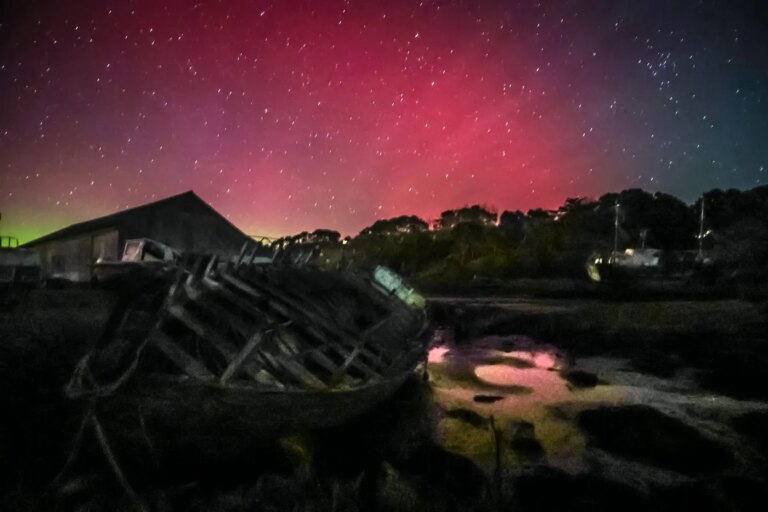 Des aurores boréales observées en Bretagne et dans les Alpes en raison d’une activité solaire accrue.