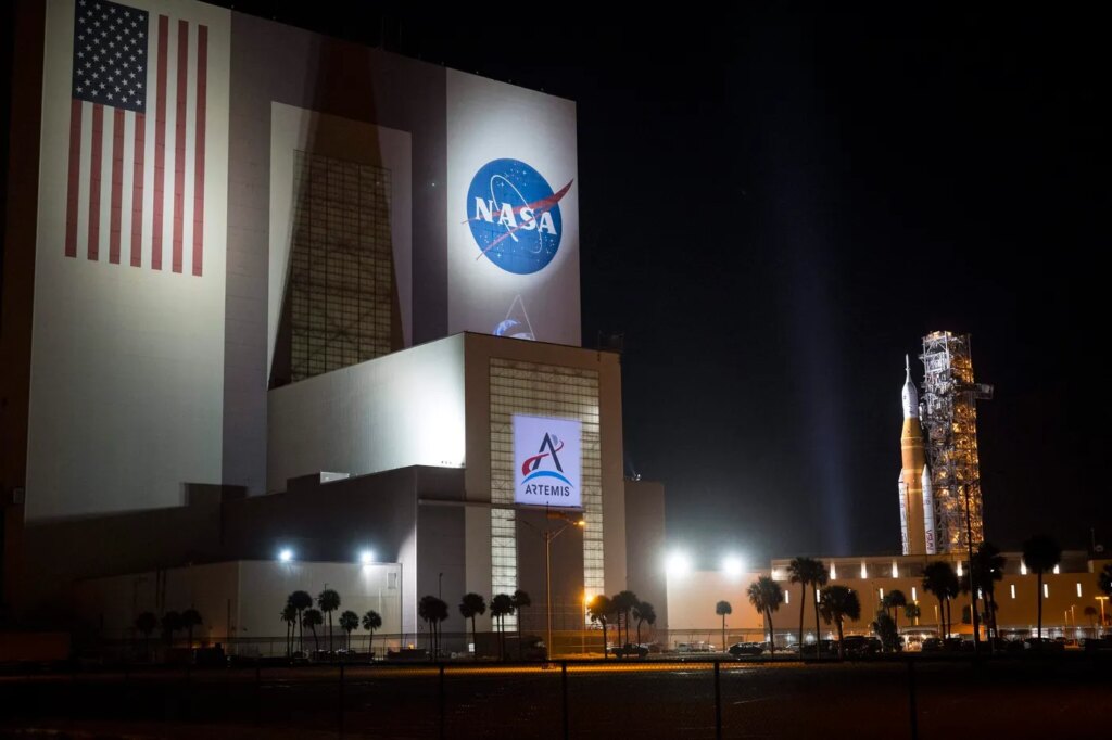 La NASA suspend son projet de station orbitale pour développer une base lunaire.