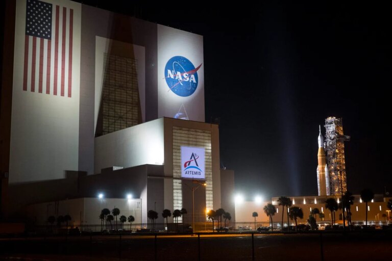 La NASA suspend son projet de station orbitale pour développer une base lunaire.
