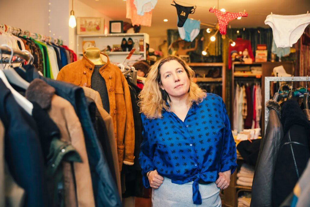 La petite friperie de banlieue attire l’attention des habitants pour son modèle économique durable