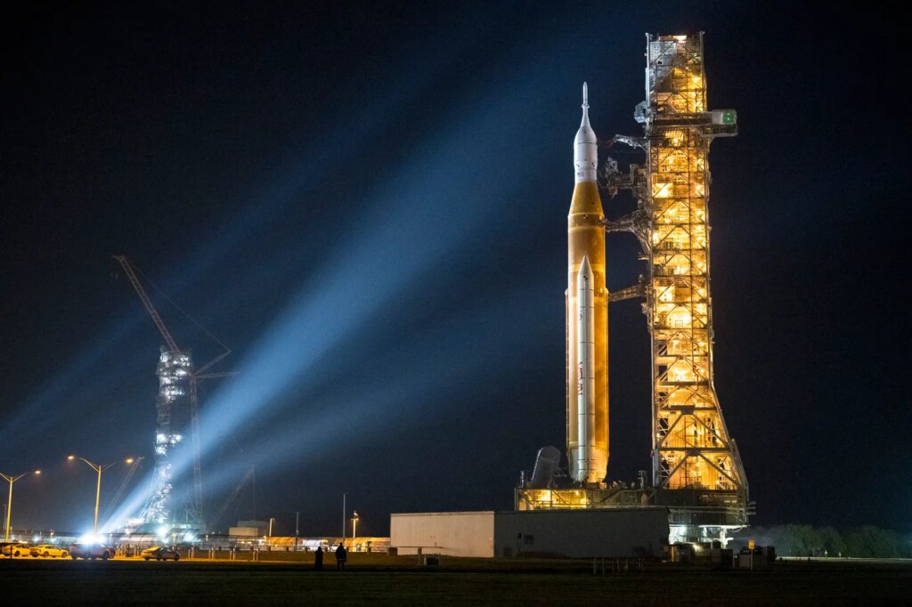Mission Artemis 2 : analyse des coûts et enjeux de l’exploration lunaire par la NASA.