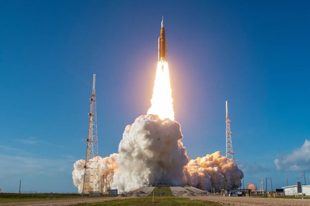 Artémis 2 : les astronautes américains quittent l’orbite terrestre en direction de la Lune.